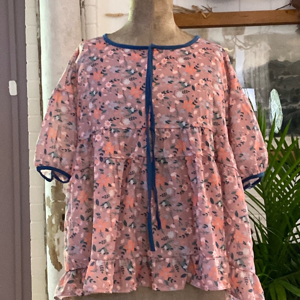 Short sleeved floral top